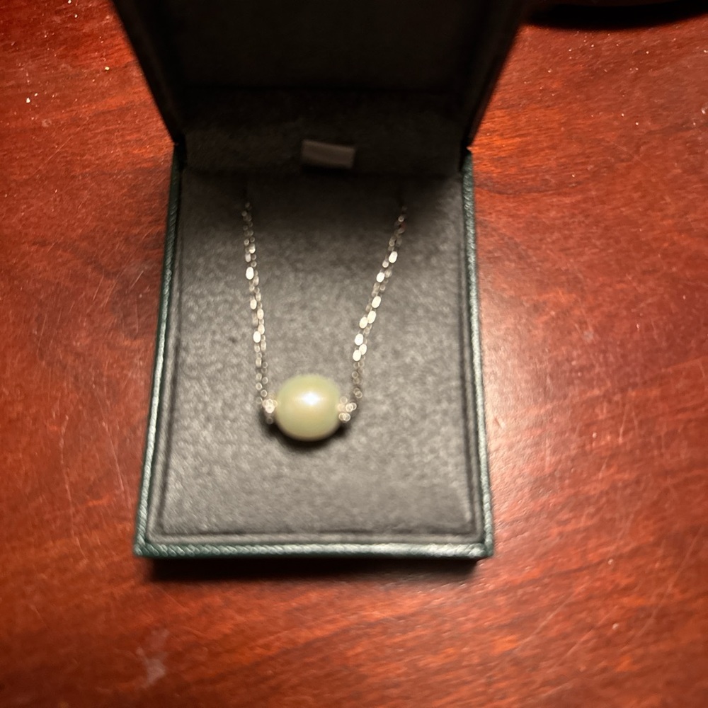 Elegant Silver Necklace with White Gemstone